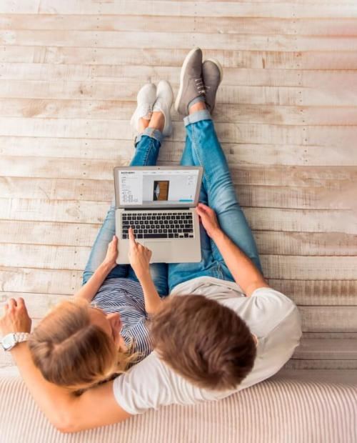 Zwei Kinder betrachten den Inotherm Tür-Konfigurator am Laptop